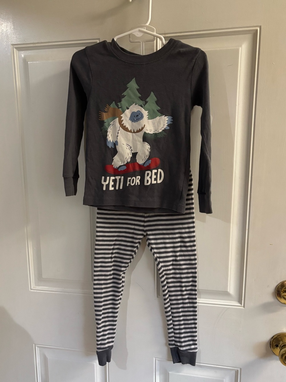 3T Carter's gray "Yeti for Bed"Print Long-Sleeve Snug-Fit 2-Piece Pajamas.  VGUC